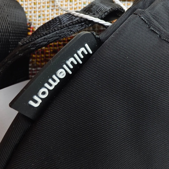 lululemon athletica All Night Festival Bag - Micro 2L - Black/Gold - Picture 5 of 7